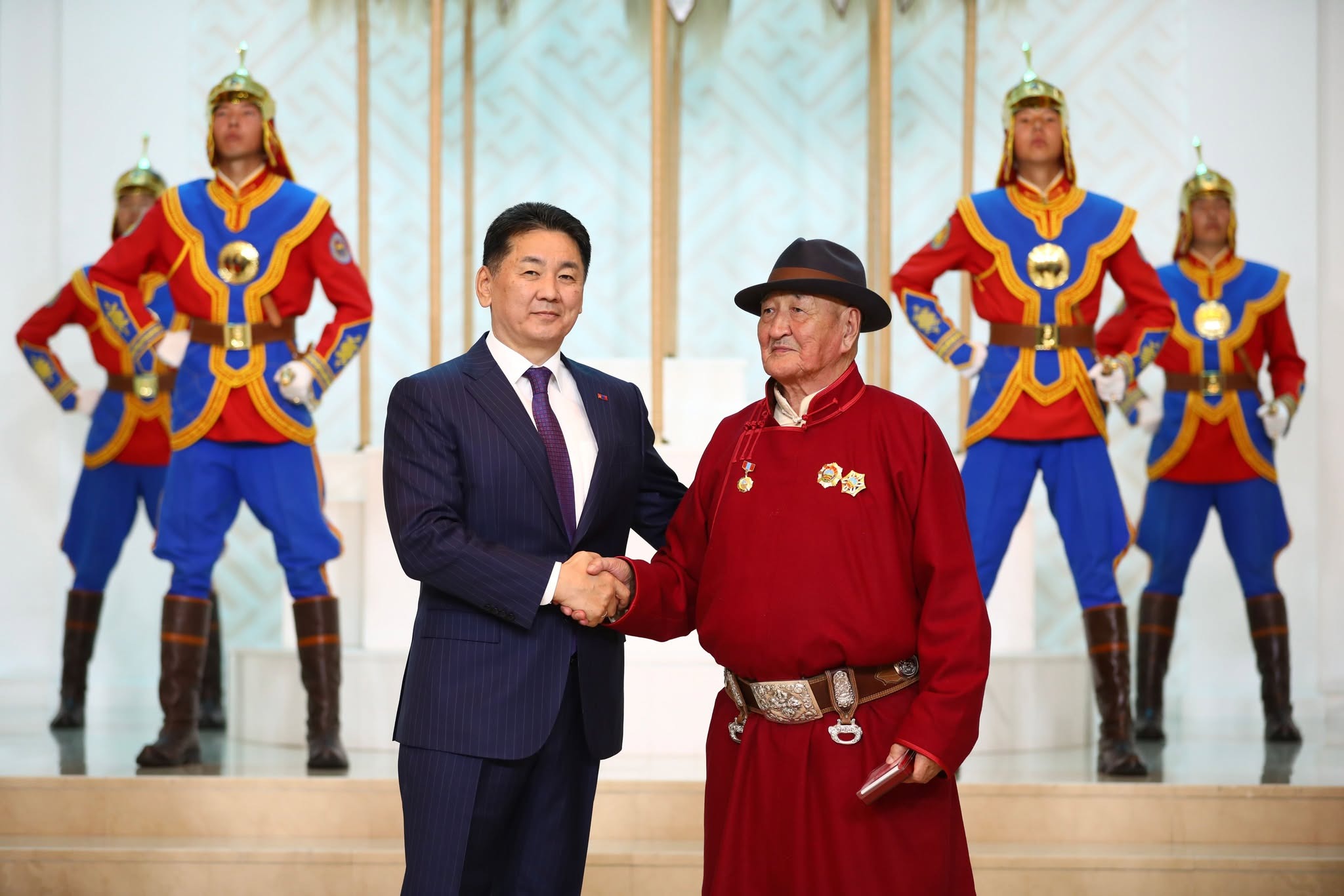 Хүнс, хөдөө аж ахуй, хөнгөн үйлдвэрийн яам байгуулагдсаны 100 жилийн ойг тохиолдуулан төрийн дээд цол, одон, медаль гардууллаа