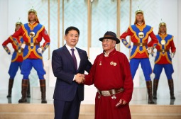 Хүнс, хөдөө аж ахуй, хөнгөн үйлдвэрийн яам байгуулагдсаны 100 жилийн ойг тохиолдуулан төрийн дээд цол, одон, медаль гардууллаа