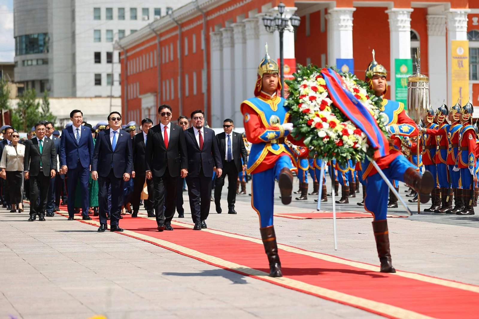 .Сүхбаатарын хөшөөнд цэцэг өргөж, Их хааны хөшөөнд хүндэтгэл үзүүлэв