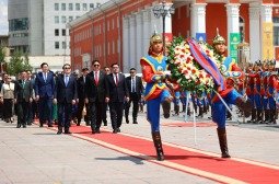 .Сүхбаатарын хөшөөнд цэцэг өргөж, Их хааны хөшөөнд хүндэтгэл үзүүлэв