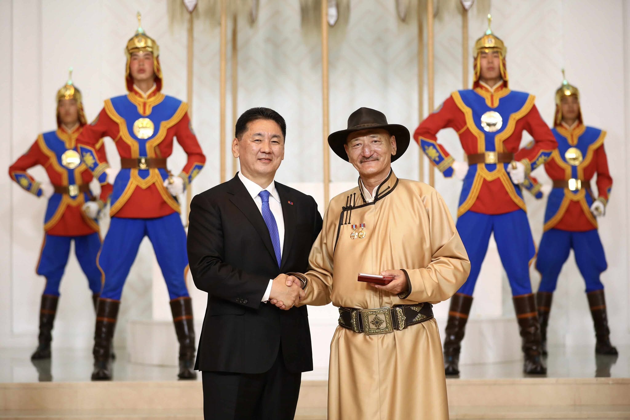 Чойнхорын Найдандоржид Ардын жүжигчин цол хүртээлээ