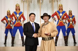 Чойнхорын Найдандоржид Ардын жүжигчин цол хүртээлээ