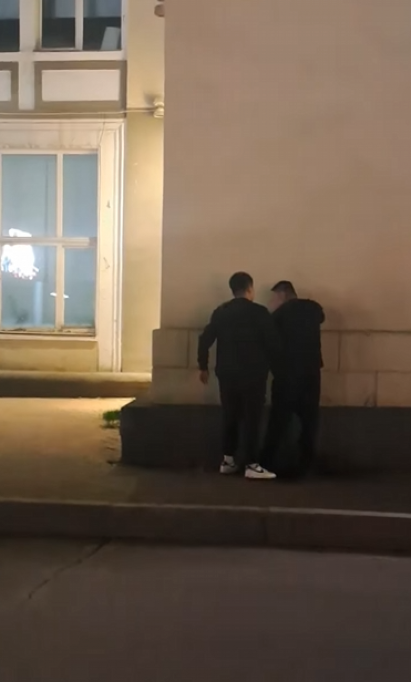 Төв талбайд бие засаж, цагдаагийн шаардлагыг эсэргүүцсэн Хятад улсын иргэдэд 20 хоног баривчлах шийтгэл ногдуулав