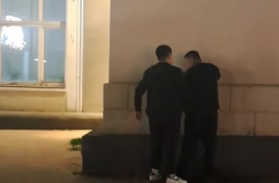 Төв талбайд бие засаж, цагдаагийн шаардлагыг эсэргүүцсэн Хятад улсын иргэдэд 20 хоног баривчлах шийтгэл ногдуулав