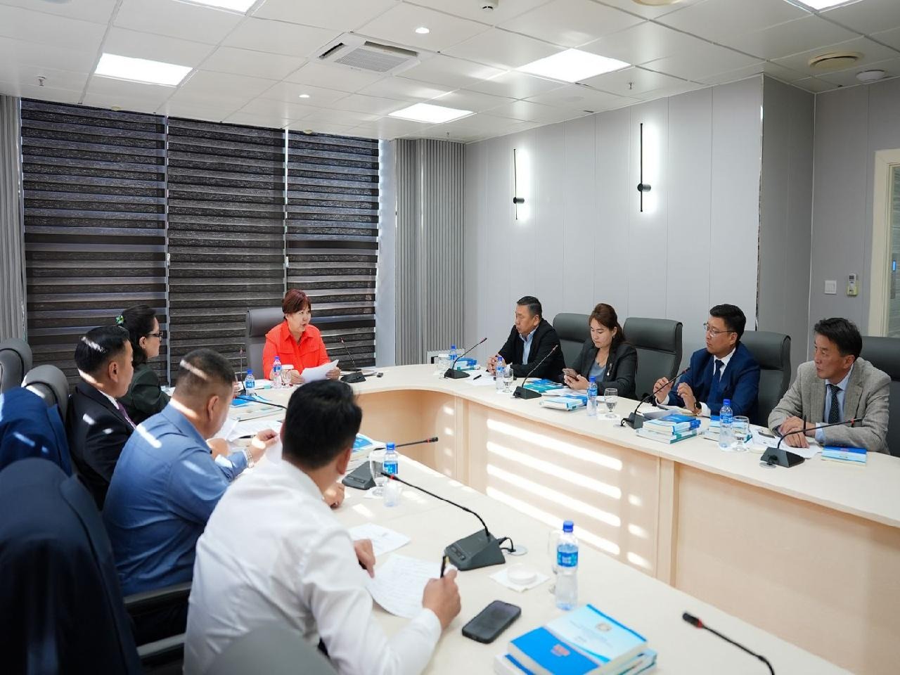 НИЙСЛЭЛ, ДҮҮРГИЙН ИТХ-ЫН АЖЛЫН АЛБАНЫ ДАРГА НАР АЖЛЫН ЧИГЛЭЛЭЭ ЗӨВЛӨЛДЛӨӨ