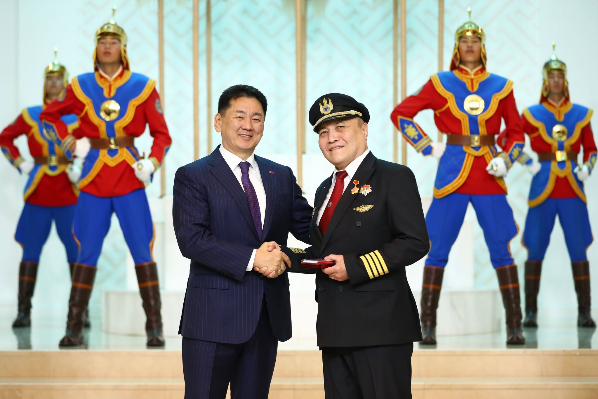 Нисэх хүчин үүсэж хөгжсөний 100 жилийн ойг тохиолдуулан Гавьяат нисгэгч Р.Бат-Эрдэнэд Хөдөлмөрийн баатар цол хүртээлээ