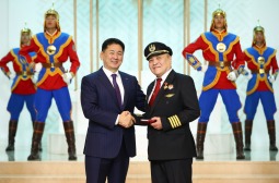 Нисэх хүчин үүсэж хөгжсөний 100 жилийн ойг тохиолдуулан Гавьяат нисгэгч Р.Бат-Эрдэнэд Хөдөлмөрийн баатар цол хүртээлээ