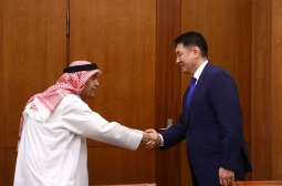 Ерөнхийлөгч У.Хүрэлсүх Олон улсын сагсан бөмбөгийн холбооны тэргүүнийг хүлээн авч уулзлаа