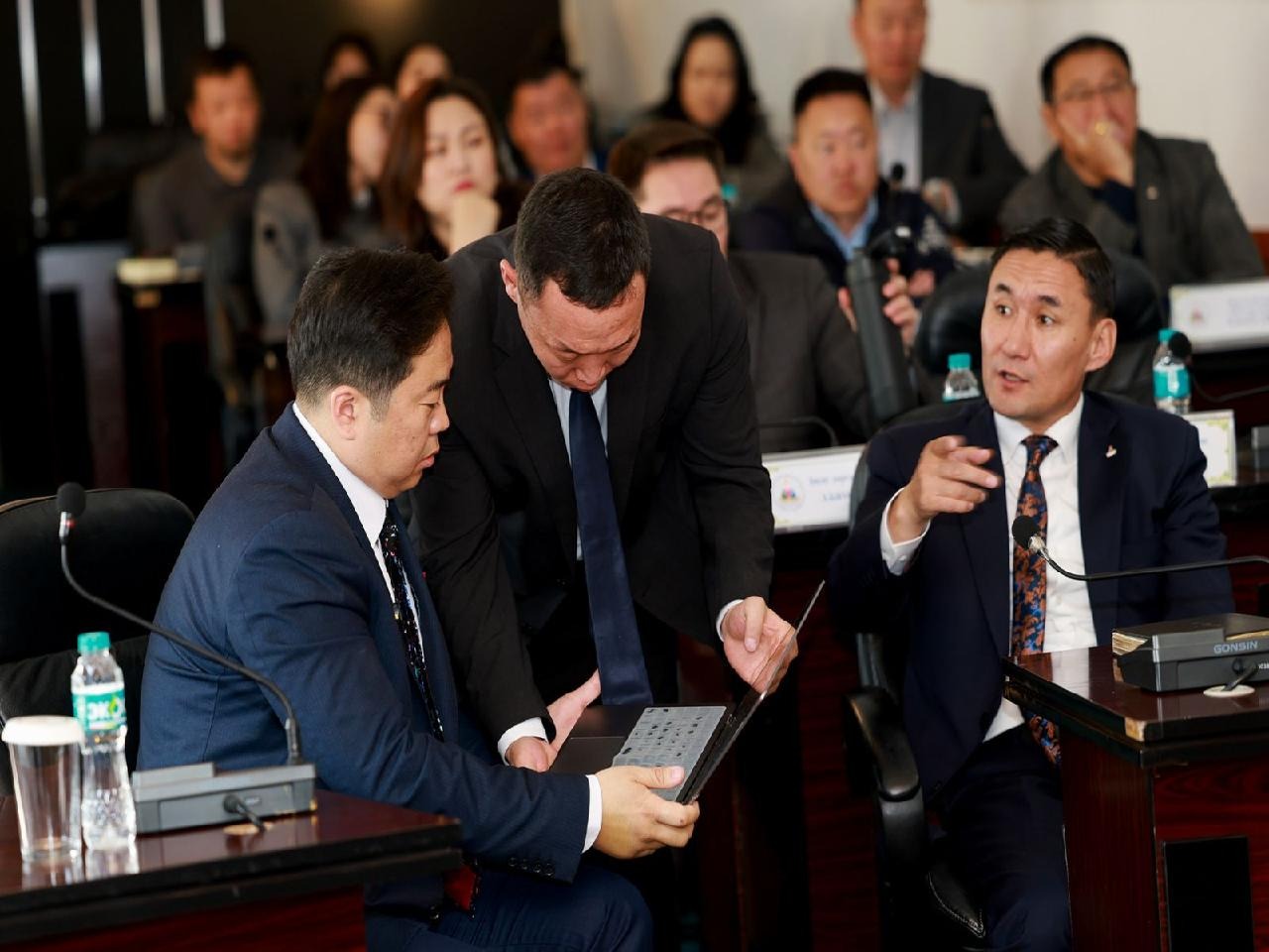 НИТХ-ЫН ДАРГА А.БАЯРААР АХЛУУЛСАН АВТО ЗАМЫН ТҮГЖРЭЛИЙГ БУУРУУЛАХ АЖЛЫН ХЭСГИЙНХЭН ЧИНГЭЛТЭЙ ДҮҮРЭГТ АЖИЛЛАЛАА