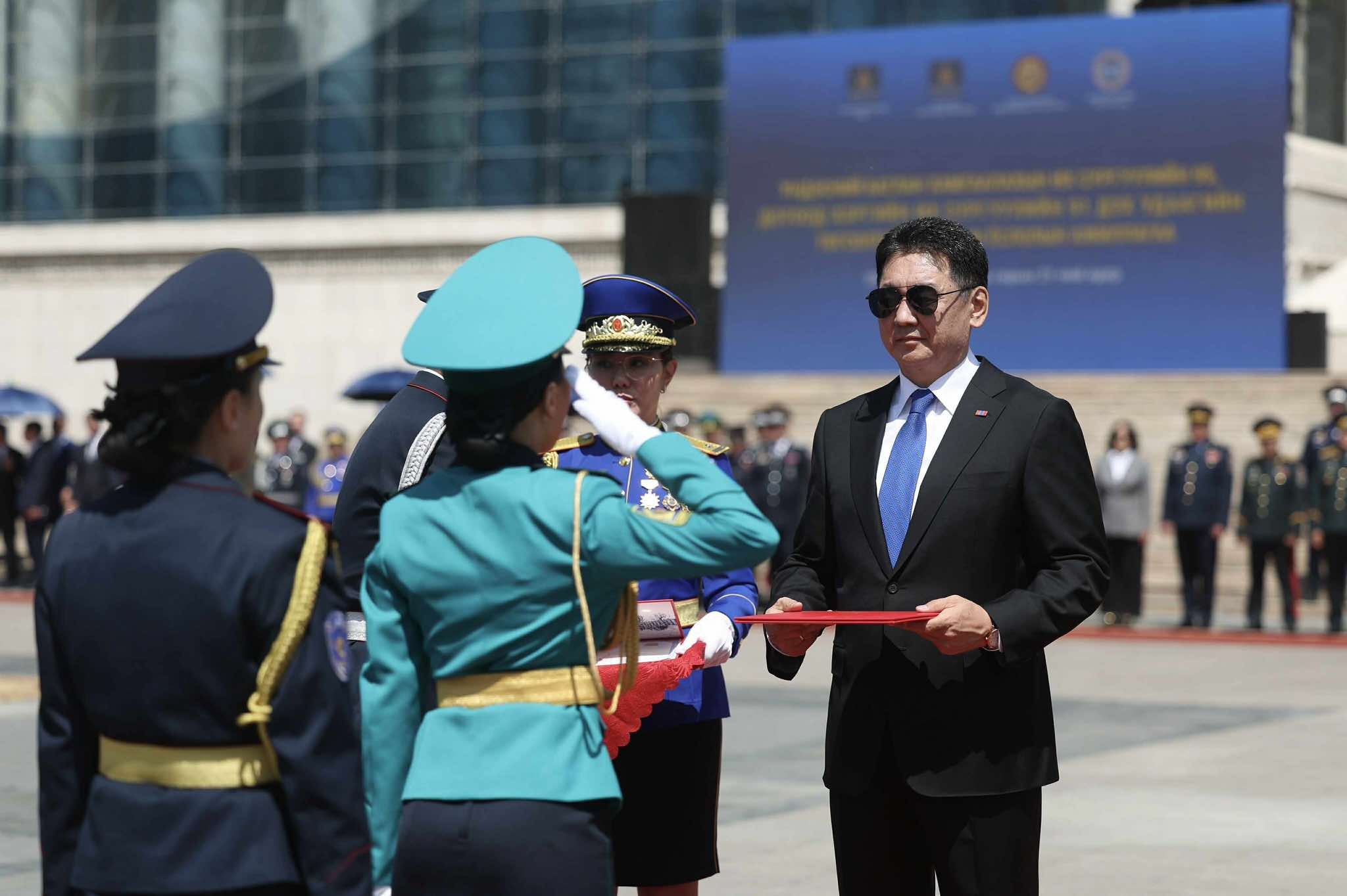 Үндэсний батлан хамгаалахын их сургууль, Дотоод хэргийн их сургуулийн төгсөгчид цэргийн цолоо гардаж авлаа