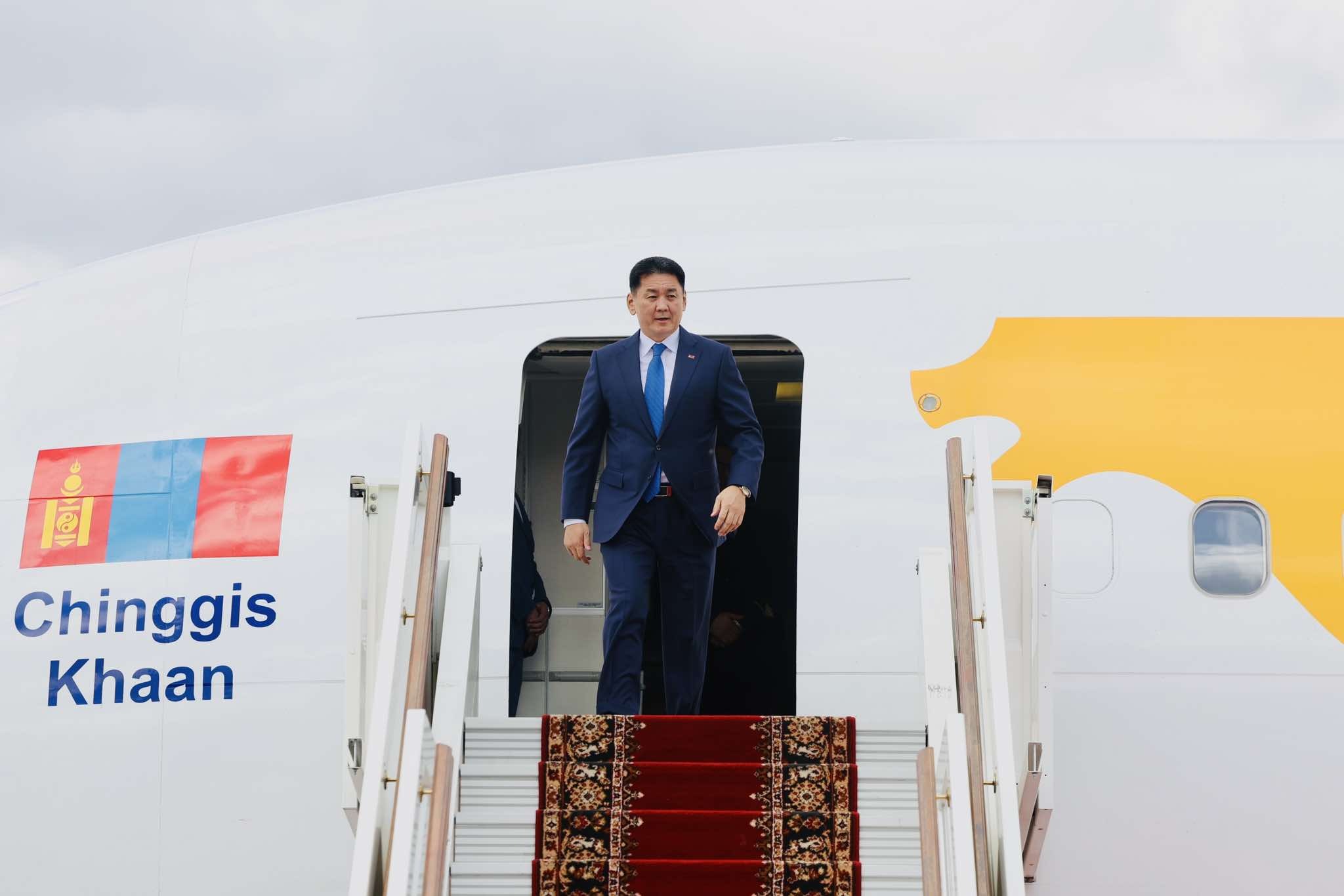 Монгол Улсын Ерөнхийлөгч У.Хүрэлсүх Ялалтын 80 жилийн ойн баярт оролцохоор Москва хотноо хүрэлцэн ирлээ