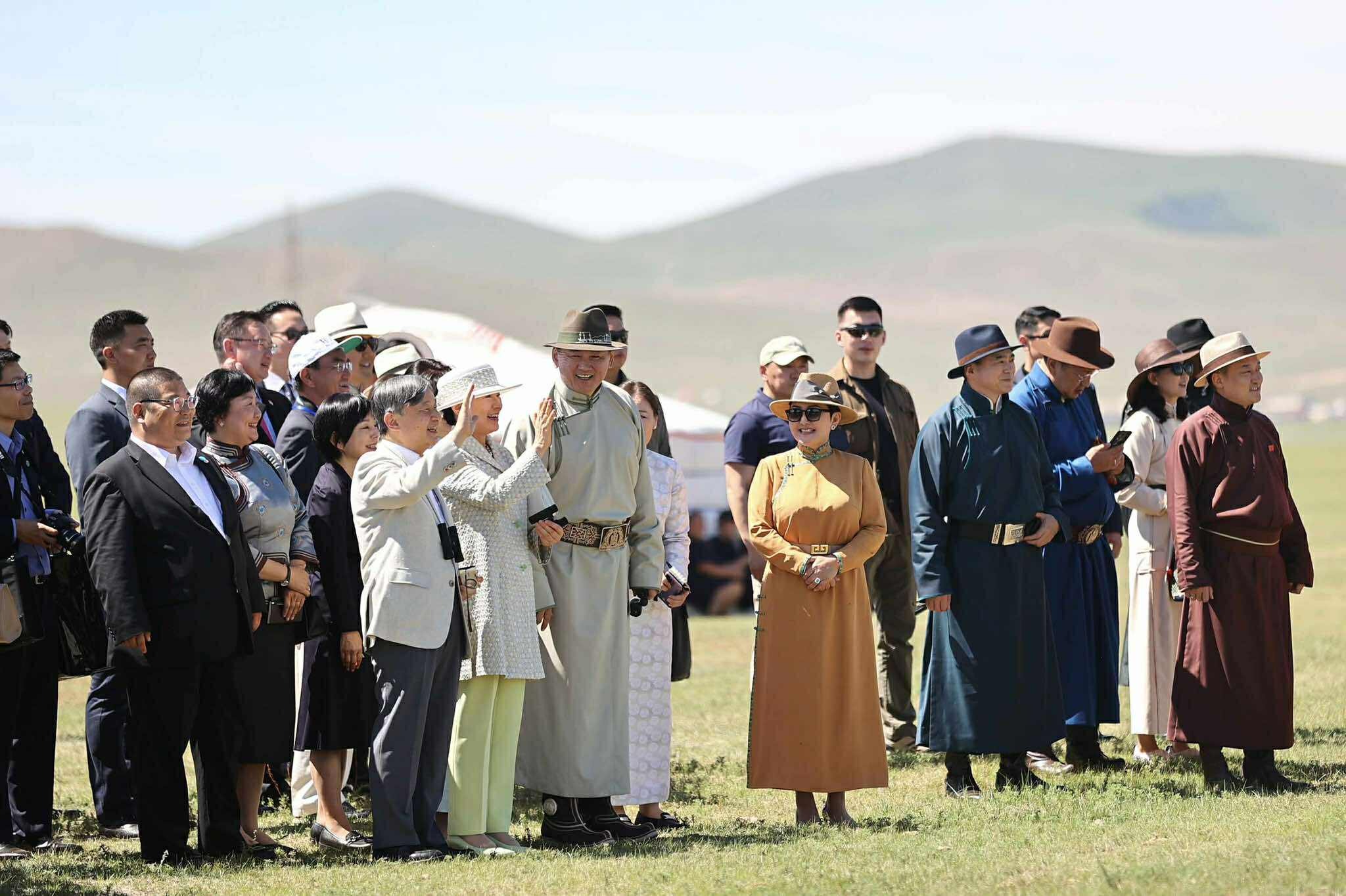 Монгол Улсын Ерөнхийлөгч У.Хүрэлсүх, Япон Улсын Цог Жавхлант Эзэн Хаан Нарүхито нар хурдан соёолонгийн уралдаан үзэж сонирхлоо