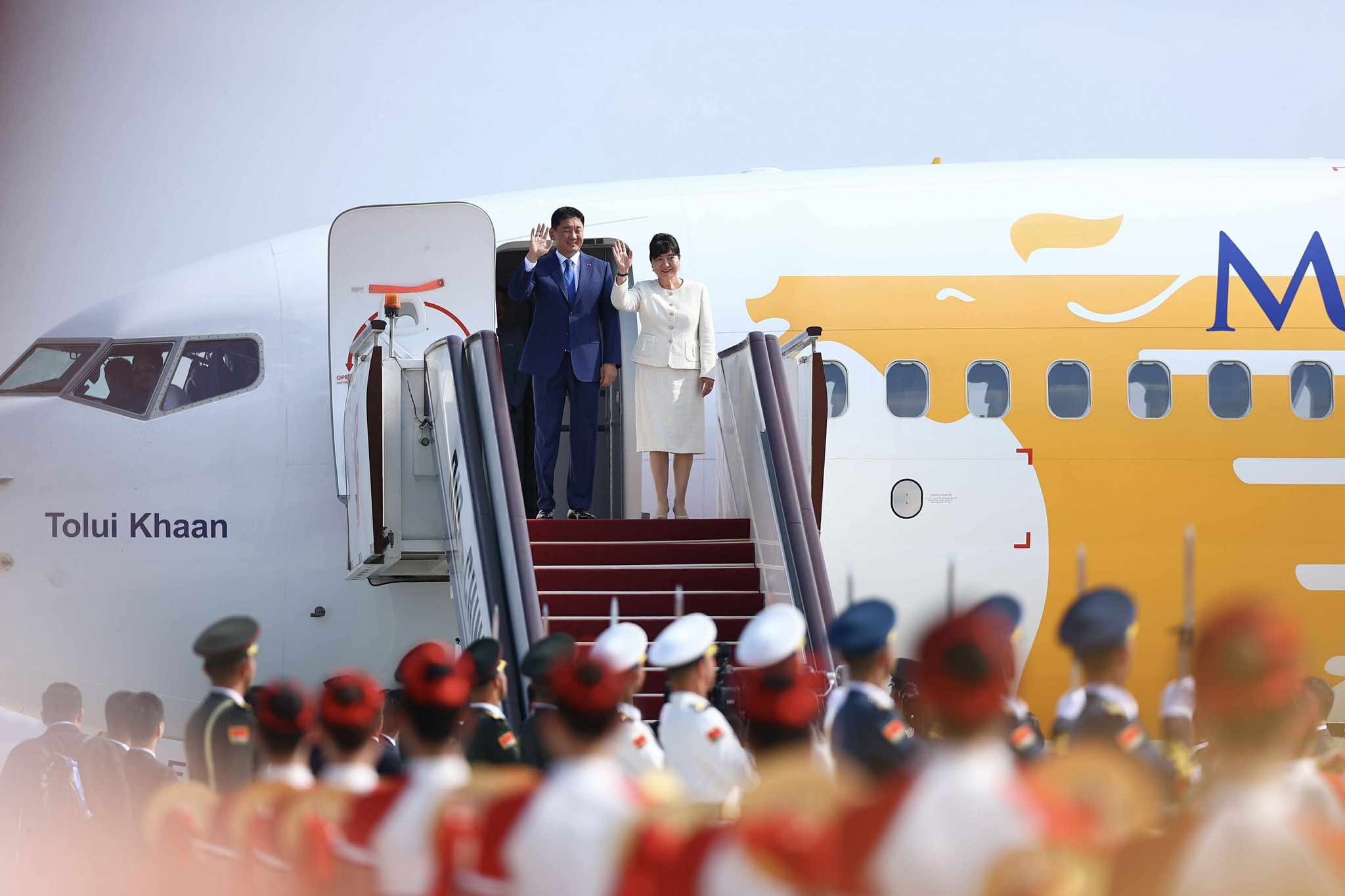 Монгол Улсын Ерөнхийлөгч У.Хүрэлсүх гэргий Л.Болорцэцэгийн хамт БНХАУ-ын Тяньжин хотноо хүрэлцэн ирлээ