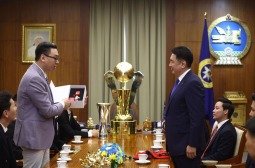 Ерөнхийлөгч У.Хүрэлсүх “Хасын хүлэгүүд” багийнхныг хүлээн авч уулзлаа