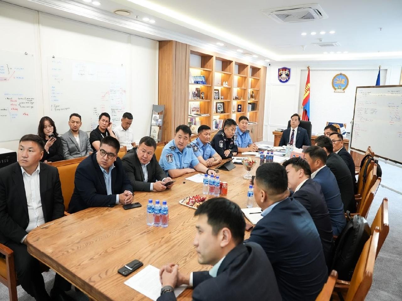 НИТХ-ЫН ДАРГА А.БАЯР ТҮГЖРЭЛИЙГ БУУРУУЛАХ АЖЛЫН ХҮРЭЭНД ДААТГАЛЫН САЛБАРЫН ТӨЛӨӨЛЛҮҮДТЭЙ УУЛЗЛАА