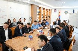 НИТХ-ЫН ДАРГА А.БАЯР ТҮГЖРЭЛИЙГ БУУРУУЛАХ АЖЛЫН ХҮРЭЭНД ДААТГАЛЫН САЛБАРЫН ТӨЛӨӨЛЛҮҮДТЭЙ УУЛЗЛАА