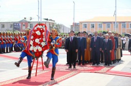 Төр, нийгмийн зүтгэлтэн Ю.Цэдэнбалын хөшөөнд хүндэтгэл үзүүллээ