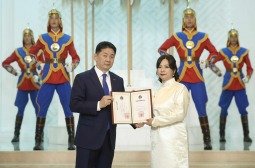 Академич хэргэм хүртээв