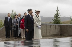 Япон Улсын Цог Жавхлант Эзэн Хаан Нарүхито, Эрхэм дээд Хатан Масако нар “Япон иргэдийн дурсгалын цогцолбор“-т хүндэтгэл үзүүллээ