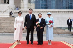 Япон Улсын Цог Жавхлант Эзэн Хаан Нарүхито, Эрхэм дээд Хатан Масако нарыг албан ёсоор угтаж авлаа