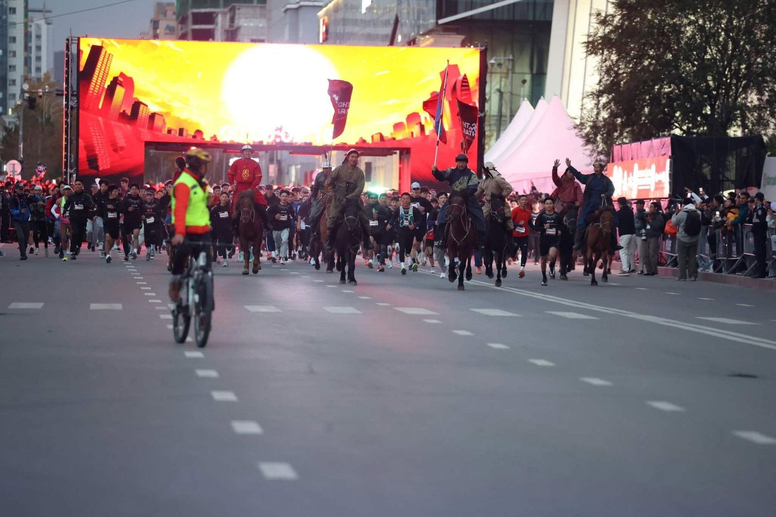 “Night Marathon Ulaanbaatar 2026” олон улсын шөнийн гүйлтэд 9 мянга орчим хүн оролцож байна