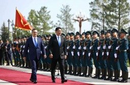 Монгол Улсын Ерөнхийлөгчийг Киргиз Улсын Ерөнхийлөгч албан ёсоор угтлаа