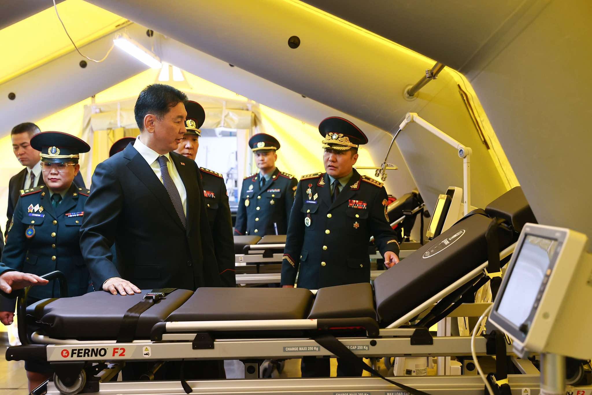 Ерөнхийлөгч У.Хүрэлсүх Цэргийн төв эмнэлэгт ажиллалаа