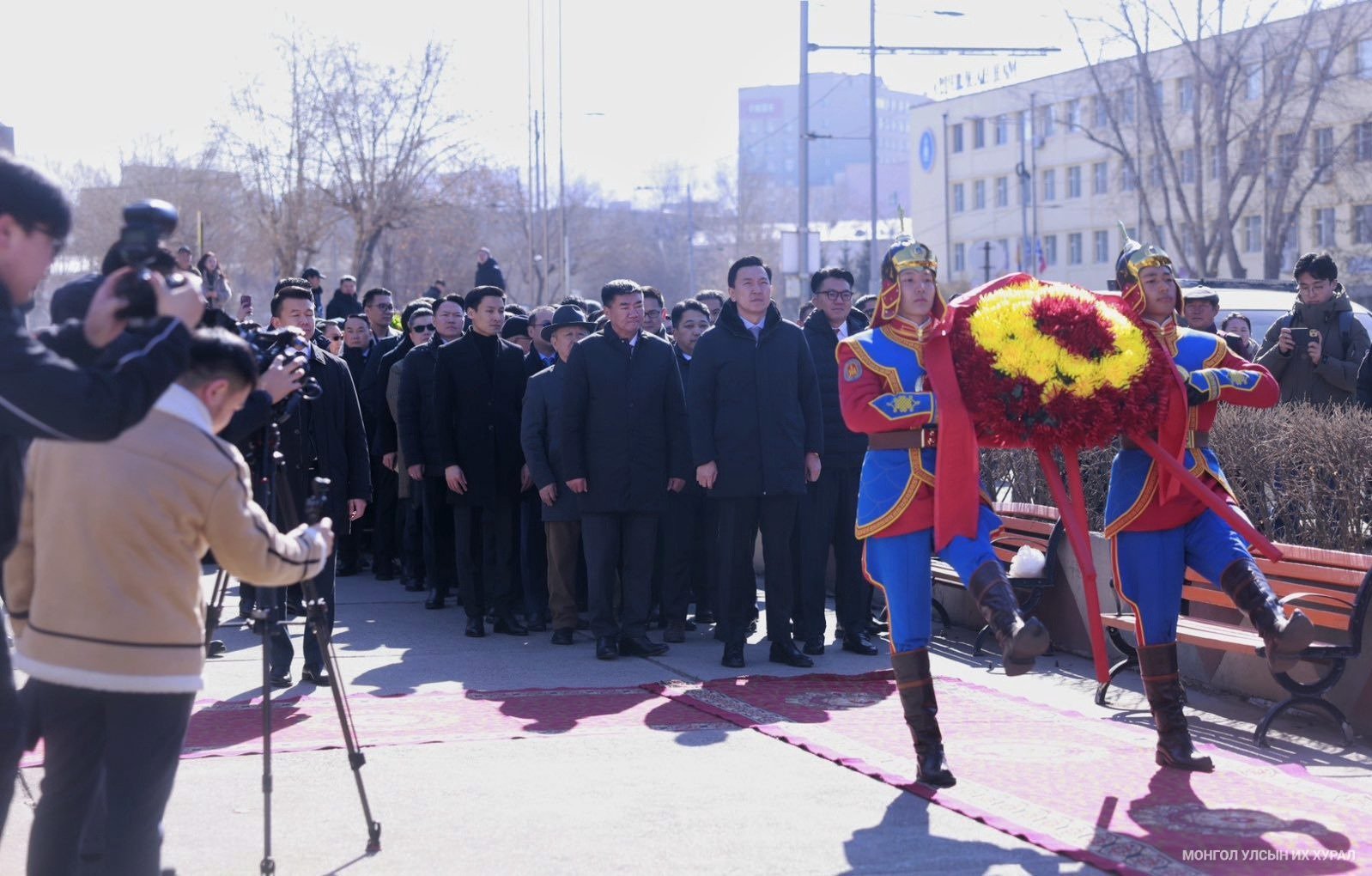 Монголын төр, нийгмийн нэрт зүтгэлтэн Ж.Батмөнх агсны хөшөөнд цэцэг өргөж, хүндэтгэл үзүүллээ