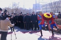 Монголын төр, нийгмийн нэрт зүтгэлтэн Ж.Батмөнх агсны хөшөөнд цэцэг өргөж, хүндэтгэл үзүүллээ