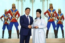 Ардын жүжигчин Аюурзанын Долгорт Хөдөлмөрийн баатар цол хүртээлээ