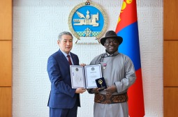 НҮБ-ын Хүүхдийн сангийн Суурин төлөөлөгчийг “Найрамдал” медалиар шагналаа