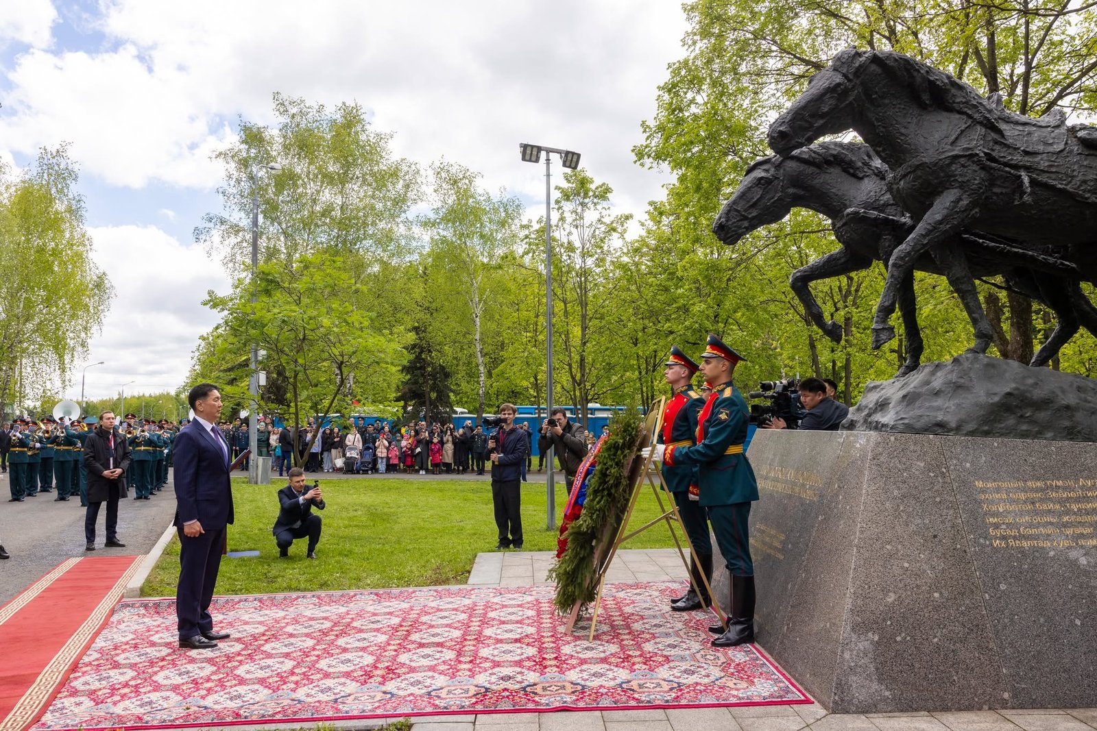 “Ялалтад тэмүүлсэн морьд” хөшөөнд хүндэтгэл үзүүллээ