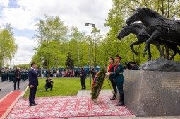 “Ялалтад тэмүүлсэн морьд” хөшөөнд хүндэтгэл үзүүллээ