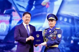 Дэслэгч Д.Ганзориг “Онцгой байдлын албаны анхны сайдын нэрэмжит шагнал” хүртлээ