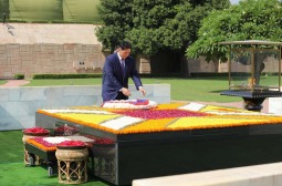 Монгол Улсын Ерөнхийлөгч У.Хүрэлсүх Махатма Ганди-гийн дурсгалын цогцолборт цэцэг өргөлөө